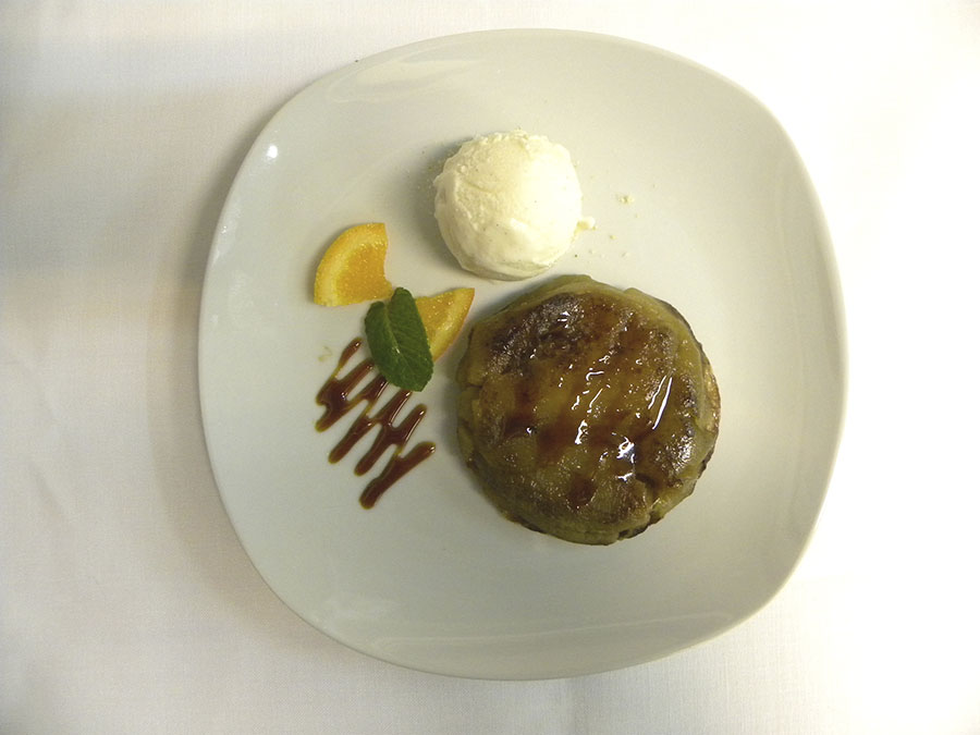 Taten-de-manzana-con-helado-de-vainilla