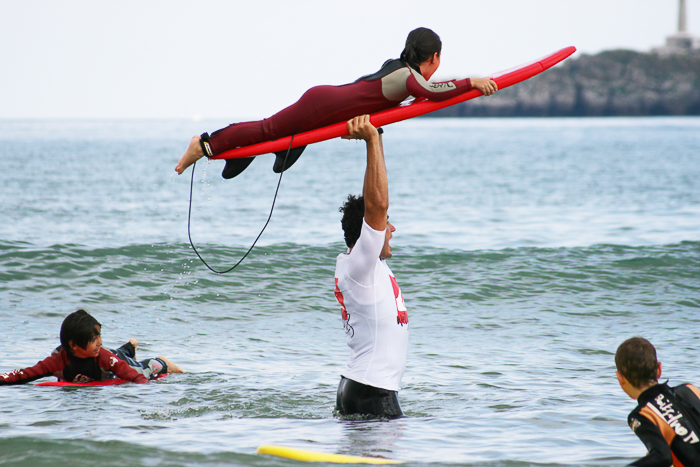 surf-para-ninos-familias-activas-escuela-cantabra-de-surf-sorteo-curso-de-surf-11