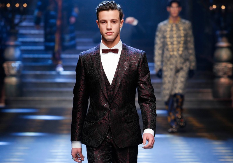 dolce-and-gabbana-fall-winter-2017-18-men-fashion-show-runway-800x562